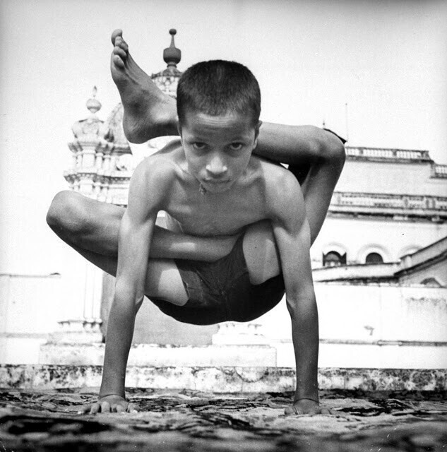 Мальчик принимает позу йоги, 1940 год. Уоллес Киркланд