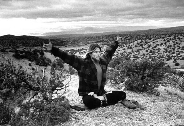 Йог и отшельник Том Лоу во время своих медитаций в пустыне, 1969 год. Майкл Мани