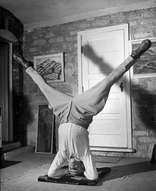 Фолк-певец Джон Джейкоб Найлс выполняет упражнение из йоги, для расслабления. 1943 г. Альфред Эйзенштадт