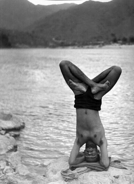 Индуистский свами занимается йогой на берегу реки Ганг, 1953 год. Джеймс Берк
