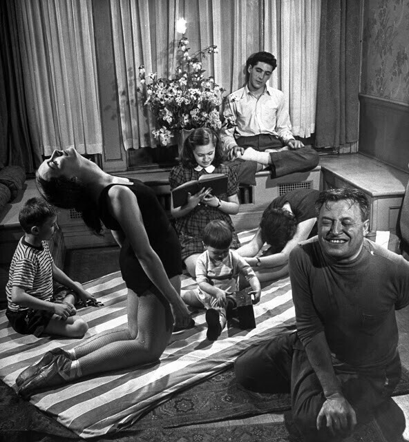 Балерина и актриса Рики Сома занимается йогой вместе с отцом и другими членами семьи. 1947 год. Лиза Ларсен