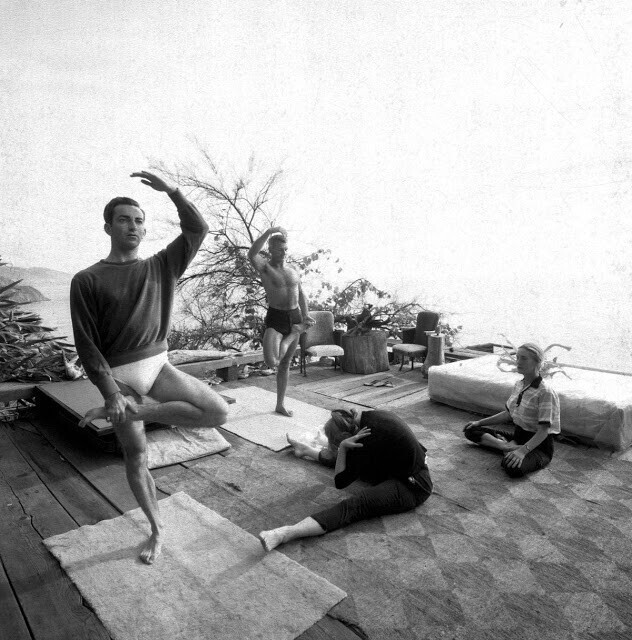 Дуглас Мэдсен, скульптор, дизайнер одежды и украшений, преподает йогу соседям в Биг-Суре, 1959 г. Дж. Р. Уортон Эйерман