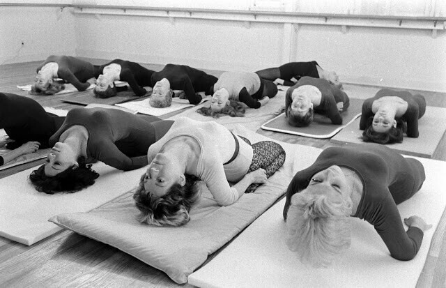 На занятиях йогой в культурном центре Every Woman’s Village, 1966 г. Ральф Крейн