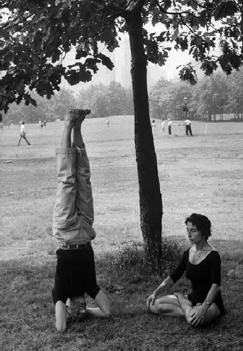 Занятия йогой в Центральном парке, 1961 год. Леонард МакКомб