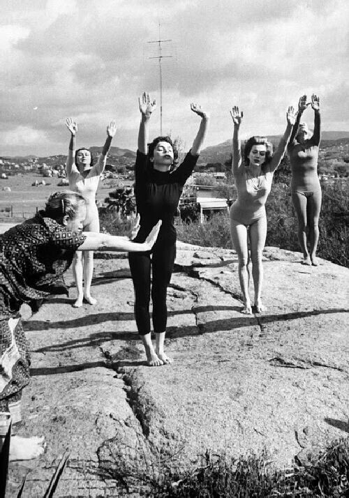 Женщины на ранчо Ла-Пуэрта изучают упражнения йоги, 1962 год. Аллан Грант