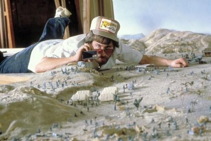 Спилберг во время съемок первого фильма о Индиане Джонсе, 1980 год.