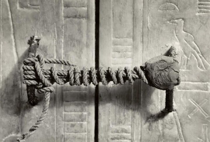 Печать на входе в гробницу Тутанхамона, 1922 год (печать оставалась нетронутой на протяжении 3245 лет).