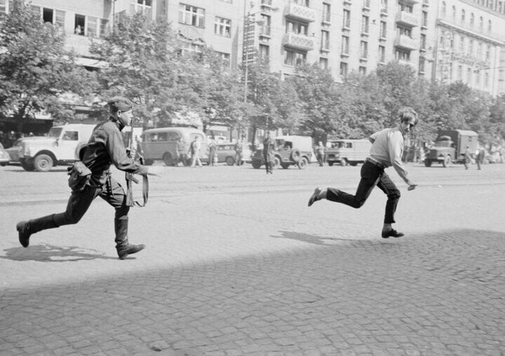Пражская весна 1968 года: советский солдат преследует парня, бросавшего камни в танк. 1968 год.