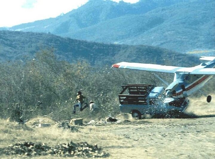 Из-за сильного встречного ветра самолет на посадке врезался в грузовик, который стоял неподалеку от взлетно-посадочной полосы, 1976 год.