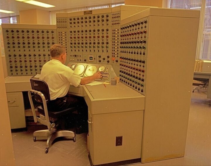 Мужчина работает над созданием новой модели компьютера, 1968 год.