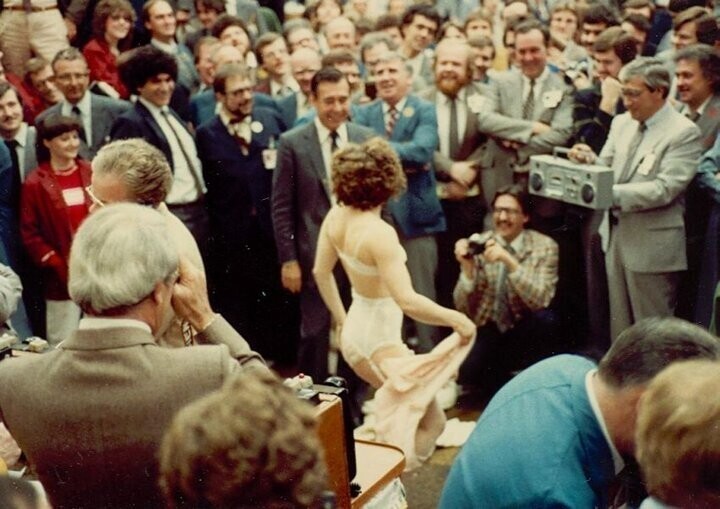 Стриптизерша в торговом зале Фондовой биржи Торонто, конец 1970-х.