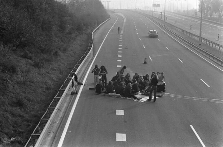 Пикник на скоростном шоссе во время Нефтяного кризиса 1973 года.