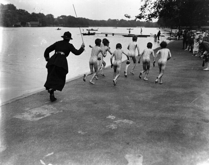 Компания голых подростков убегает от женщины-полицейского, Гайд-парк, Лондон. 1926 год.