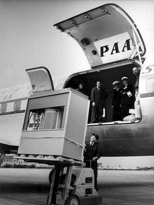 Загрузка первого жесткого диска в 5 МБ в самолет PanAm, 1965 год.