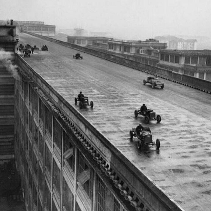  Рабочие «Фиата» участвуют в гонке на крыше первого завода компании в Турине, Италия, 1923 год.