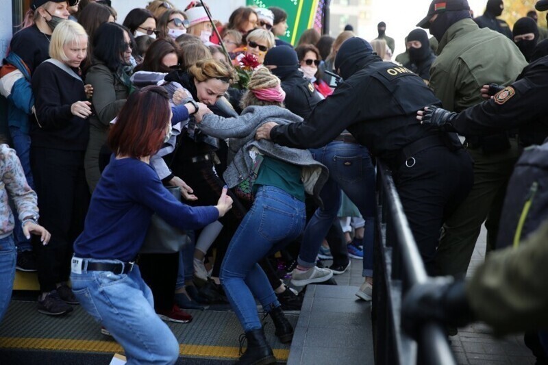 Женщины против деаномизированных силовиков. Что происходит в Белоруссии