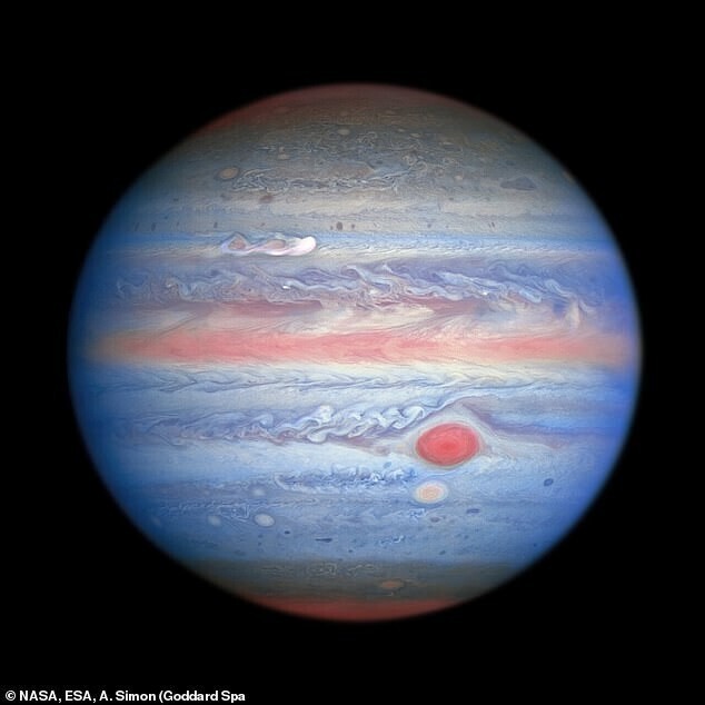 Новые фотографии Юпитера показали формирование мощного шторма