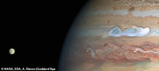 Новые фотографии Юпитера показали формирование мощного шторма