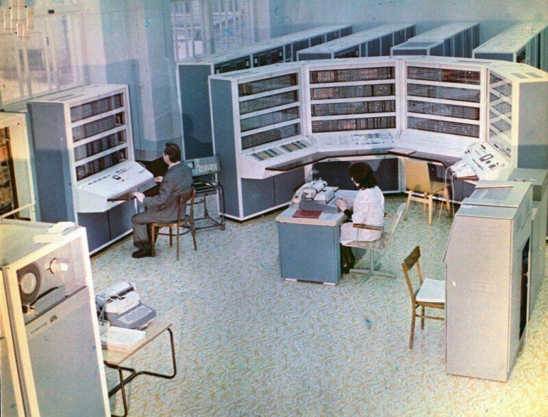 Программист и ассистент в зале с Большой Электронной Вычислительной Машиной - самым мощным компьютером в мире на тот момент, Новосибирск, СССР, 1965