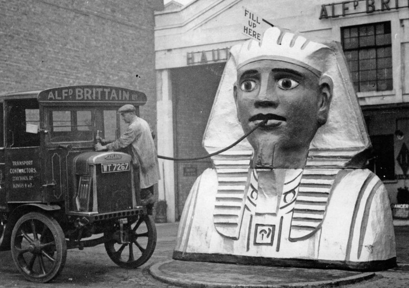 Бензозаправка в стиле Древнего Египта. Лондон, 1930-е