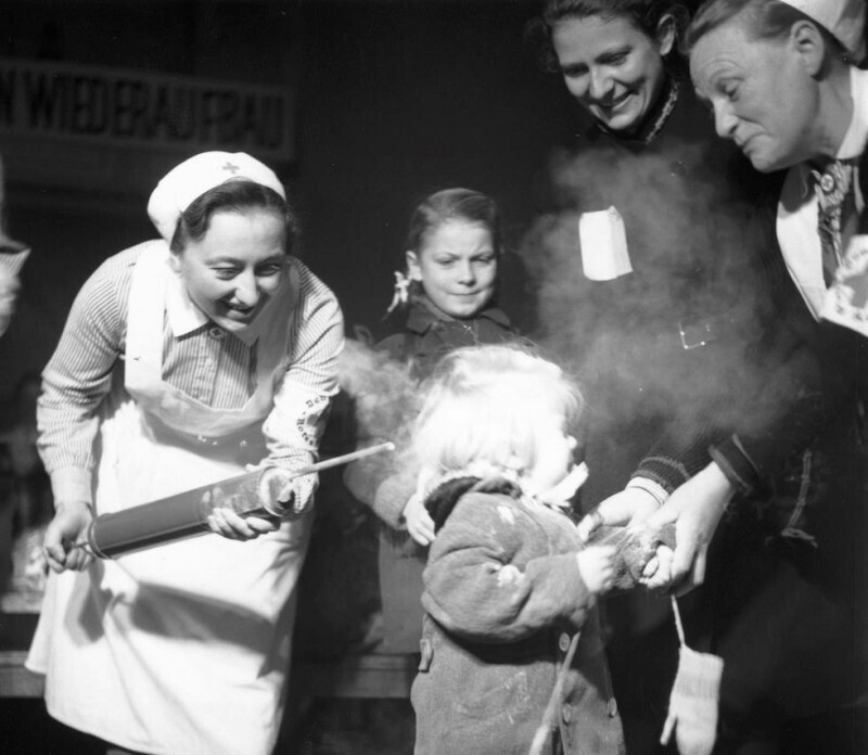 Обработка ребенка порошком ДДТ, 1945 год, США