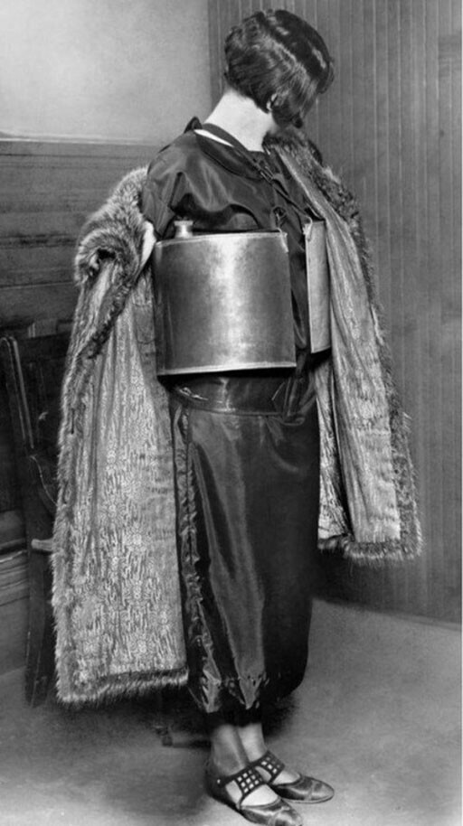Женщина, арестованная за контрабанду спиртного. 1924