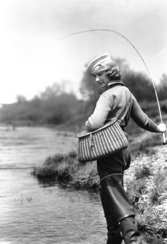 Женщина на спортивной рыбалке. 1937