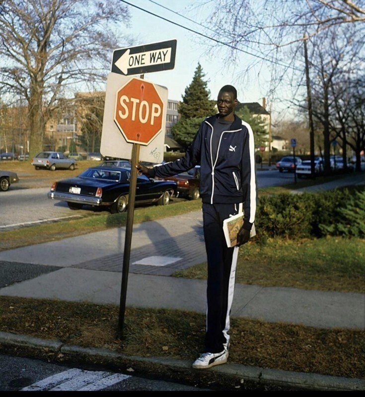 Баскетболист Мануте Бол (рост 231см.) у дорожного знака. 1985