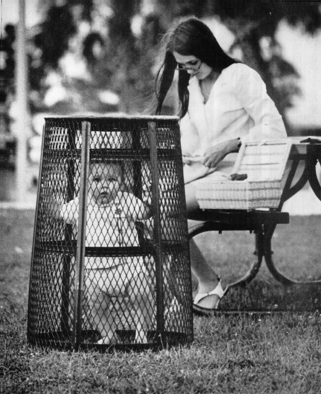 Мама накрыла ребенка мусорной корзиной, чтобы тот не уполз, пока она занята вязанием, США, 1969 год.