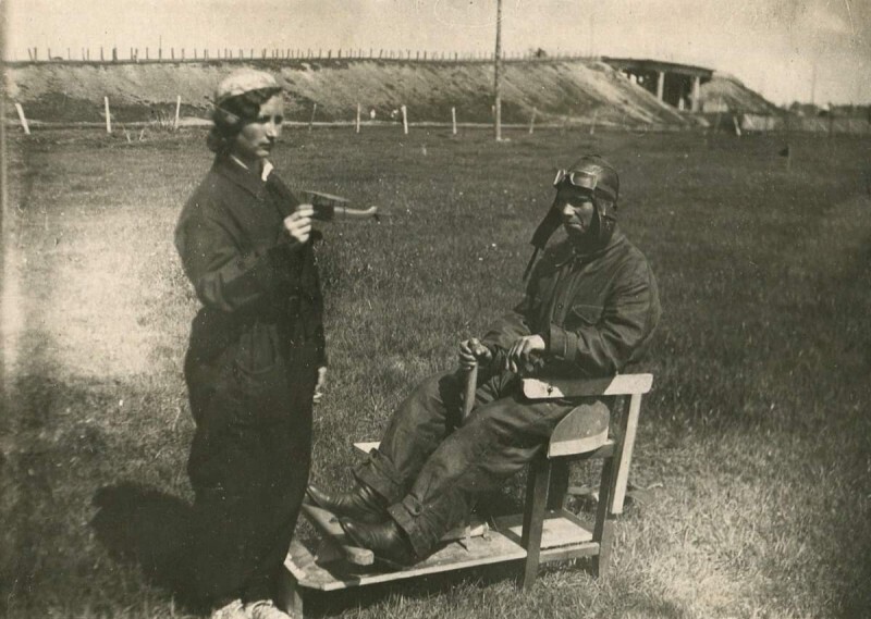 Девушка-инструктор обучает будущего лётчика. 1930-е