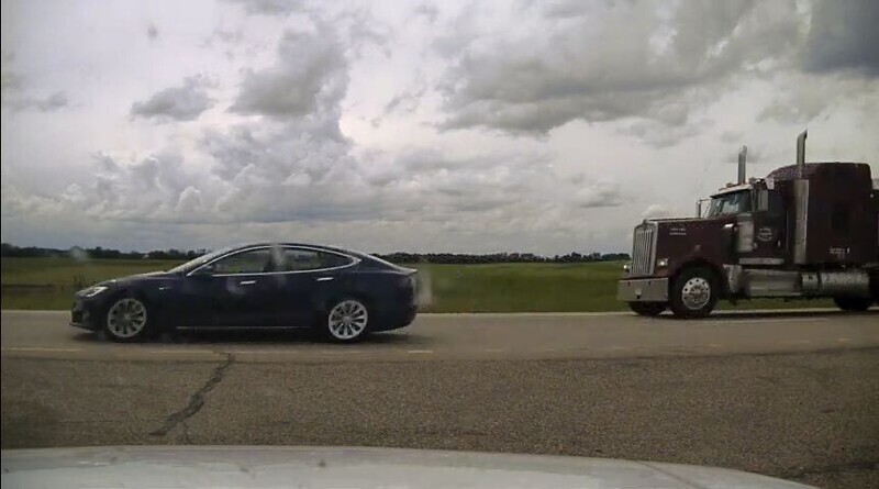 Когда уснул водитель: Tesla попыталась удрать от полиции