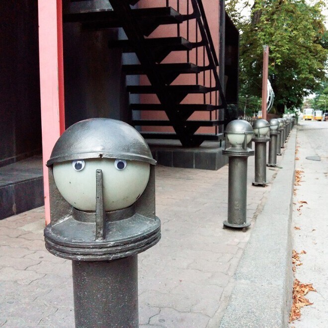 Болгарский художник оживил городские улицы смешными глазастиками