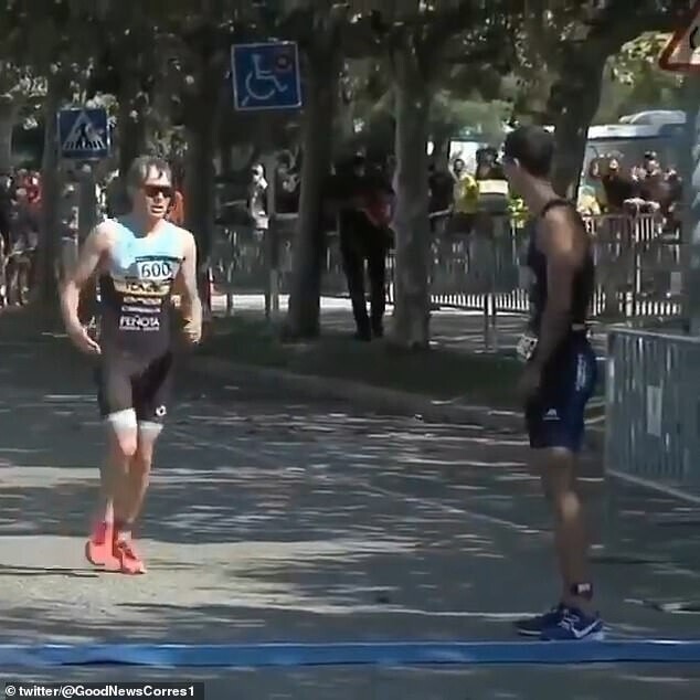 Триатлонист подарил заблудившемуся сопернику медаль