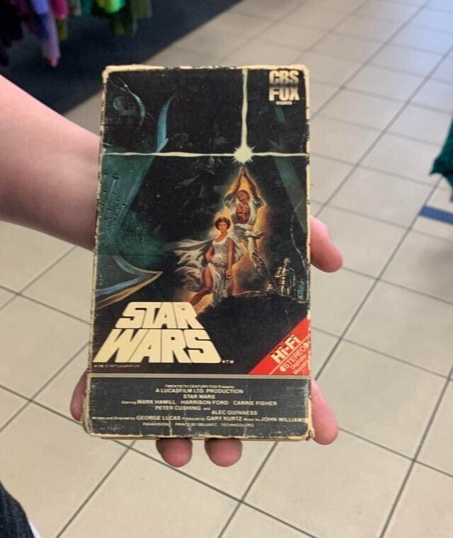 «Мой сосед по комнате нашёл в благотворительном магазине оригинальную видеокассету со «Звёздными войнами»