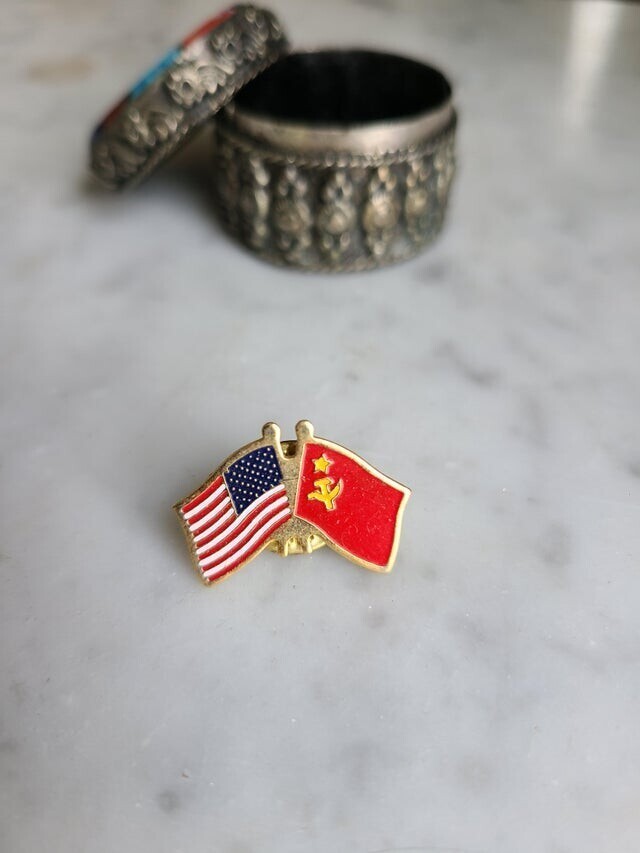 «Убираясь в старом доме одного из моих клиентов, я обнаружила на комоде булавку с флагами США и Советского Союза внутри крошечной шкатулки»