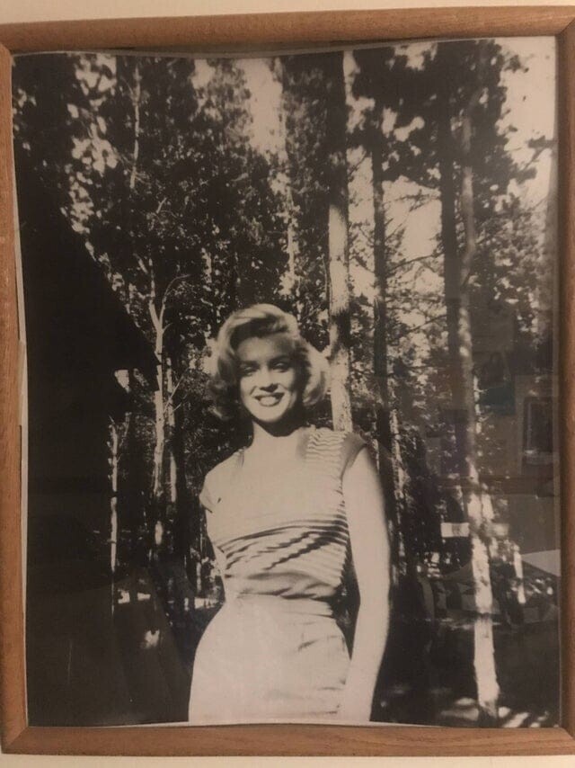 «Фотография Мэрилин Монро, сделанная моей бабушкой после встречи с ней на озере Луиза, Канада, в 1950-х годах»