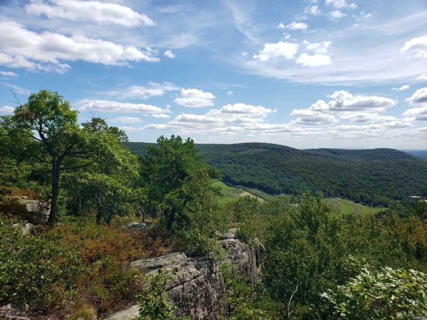 Harriman State Park, занимающий 47 527 акров, является вторым по величине гос...