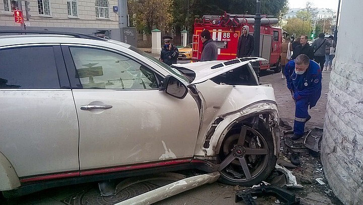 Рэпер на Infiniti сбил пешеходов и протаранил здание - одной из пострадавших ампутировали ступню