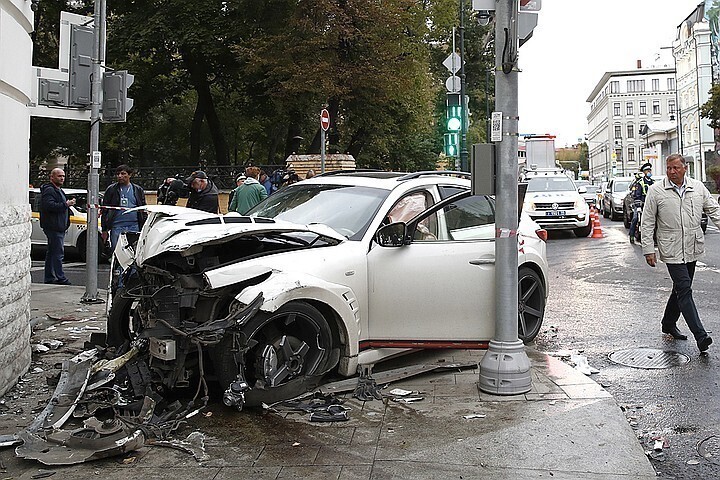 Рэпер на Infiniti сбил пешеходов и протаранил здание - одной из пострадавших ампутировали ступню