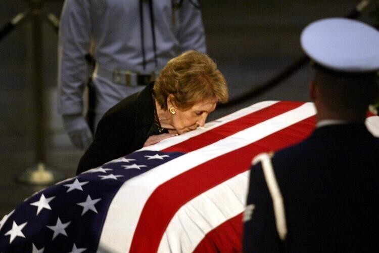 Самые "дорогие" похороны, с точки зрения экономики - похороны Рональда Рейгана - 400 миллионов долларов. Из них на саму церемонию ушло 2 300 000$. Все прочие расходы страна понесла в результате вынужденного закрытия большинства финансовых и государст