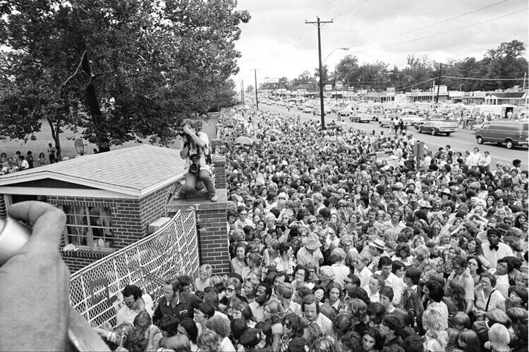 Похороны Элвиса Пресли. Как только стало известно о его смерти более 28.000 человек окружили его дом...
