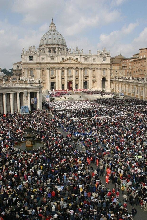 Папа Римский Иоанн Павел II  и его похороны, обошедшиеся в 11,9 миллионов долларов. На похороны съехались десятки миллионов человек...
