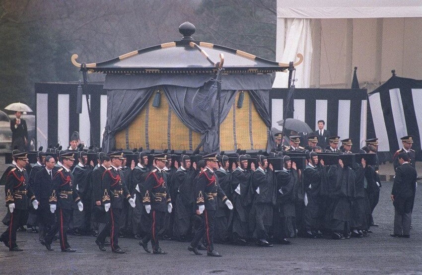Император Хирохито похороны и 150 миллионов долларов на церемонию