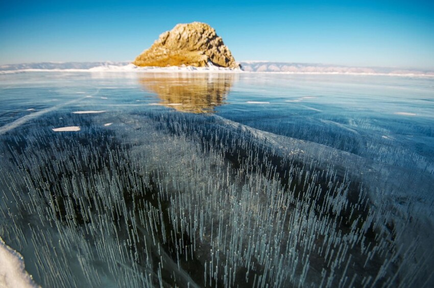 На озере Байкал лед всегда прозрачный до дрожи в пальчиках ног. Видны и глубины, и застывшие пузырьки газа, и прочие чудеса.