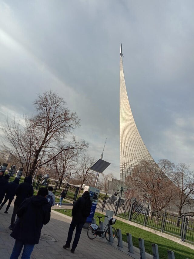 11. Монумент покорителям космоса в Москве, высота 107 метров