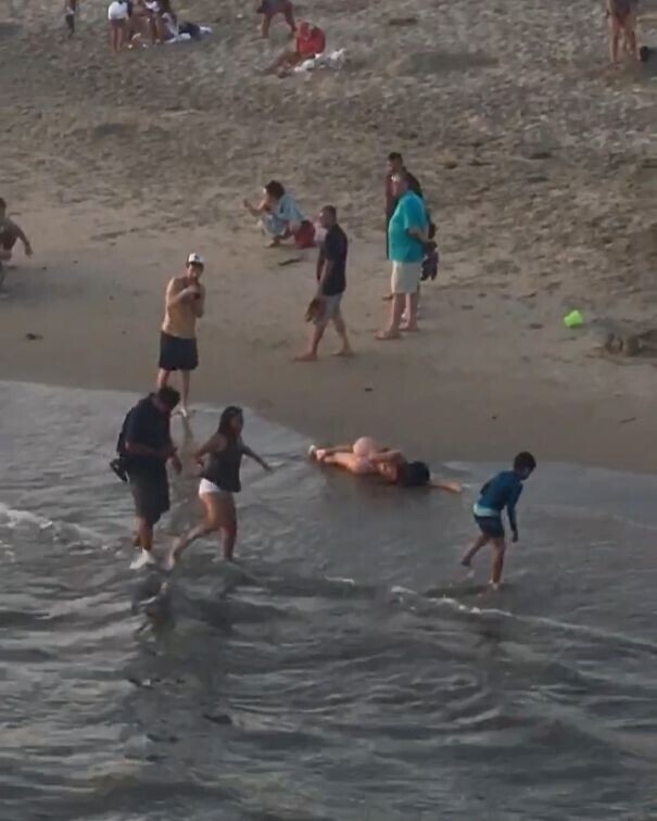На любительниц селфи на пляже уже даже никто не смотрит. Привыкли