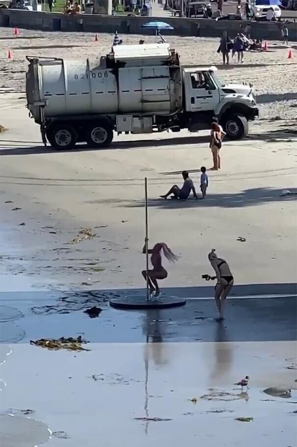 Девушки пришли фоткаться на пляж и смущать детишек