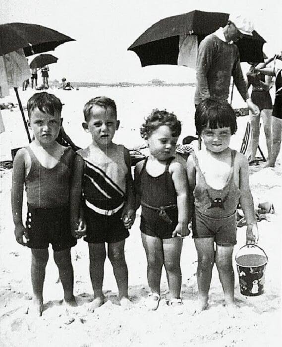 На пляже с друзьями 1930-е.