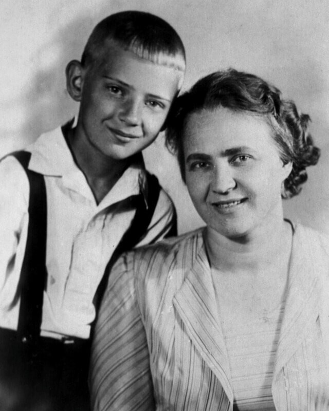 1941. Юрий Визбор с матерью Марией Шевченко.