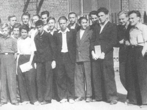 1951. Выпускник школы. (Второй справа).